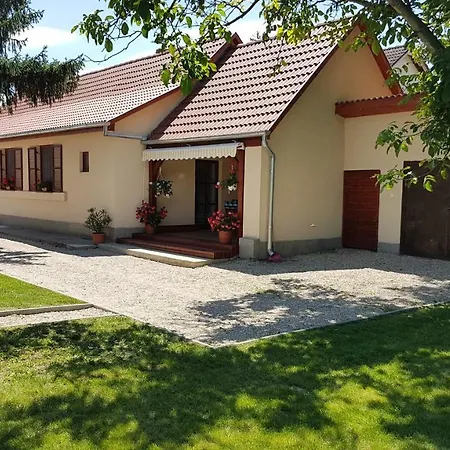 Konukevi Ilona Vendeghaz Dinnyés