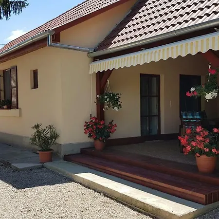 Ilona Vendeghaz בית הארחה Dinnyés