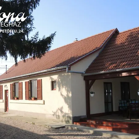 Ilona Vendeghaz * Dinnyés